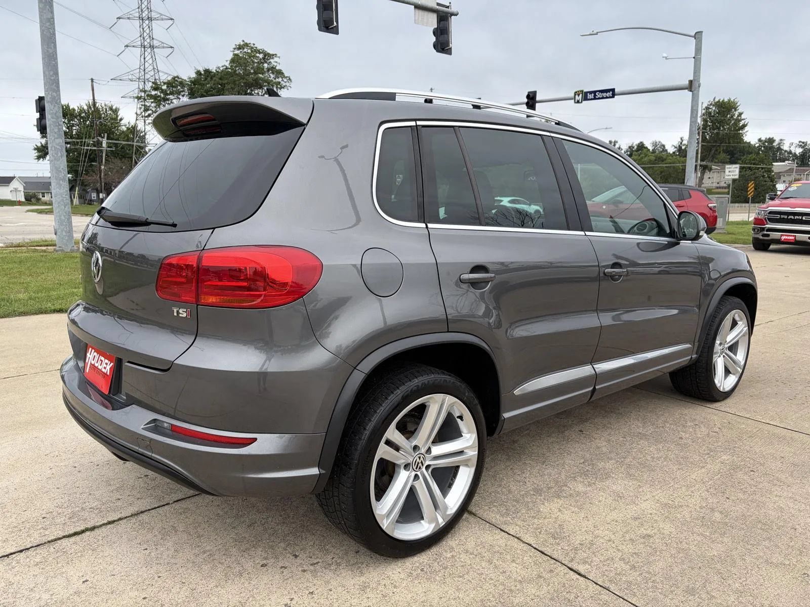 Used 2016 Volkswagen Tiguan R-Line FWD image 8