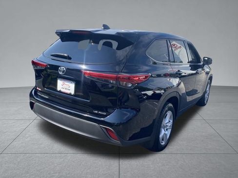 Used 2022 Toyota Highlander LE AWD/4WD image 17
