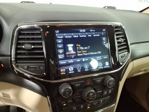 Used 2022 Jeep Grand Cherokee Laredo E AWD/4WD image 19