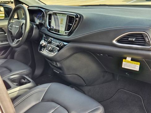 New 2026 Chrysler Pacifica Select FWD image 30
