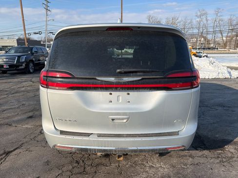 Used 2022 Chrysler Pacifica Touring-L image 4