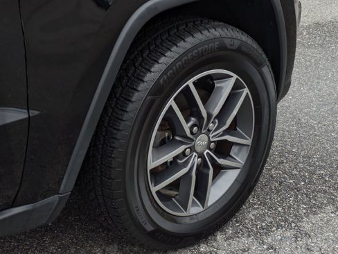 Used 2017 Jeep Grand Cherokee Limited image 12