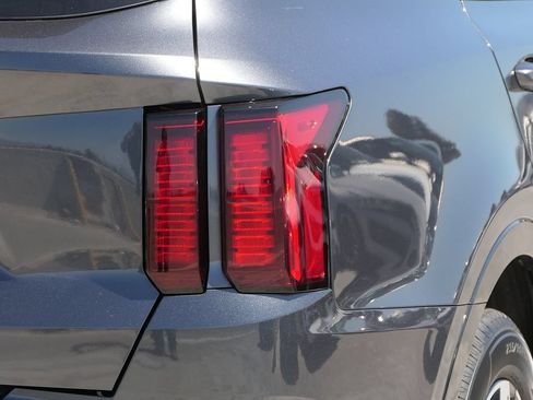 Used 2023 Kia Sorento EX w/ Panoramic Sunroof Package FWD image 4