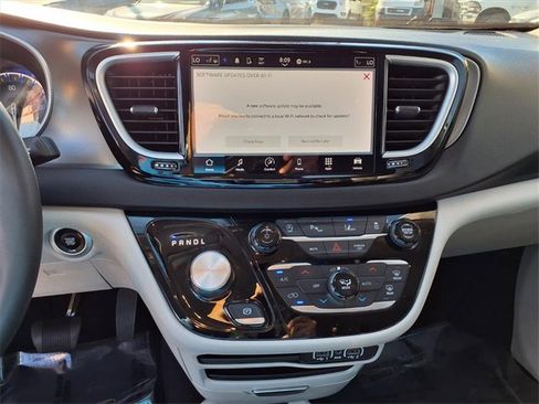 Used 2024 Chrysler Pacifica Touring-L image 16