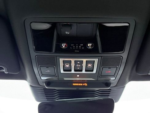 Used 2024 Land Rover Discovery Dynamic SE image 29