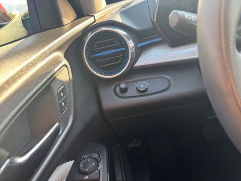 Used 2025 Chevrolet Trax LT image 32