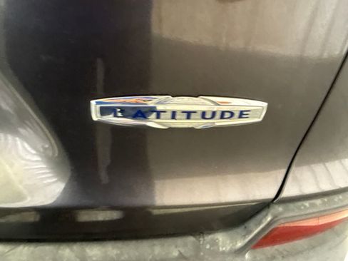 Used 2019 Jeep Cherokee Latitude Plus FWD image 13