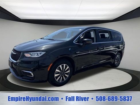 Used 2023 Chrysler Pacifica Touring-L FWD image 1