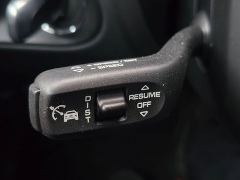 Used 2025 Porsche Macan AWD/4WD image 39