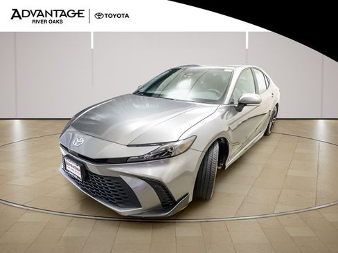 Used 2025 Toyota Camry SE FWD image 3