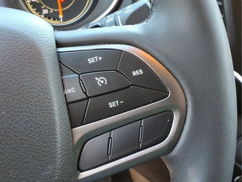 Used 2022 Jeep Cherokee Latitude Lux AWD/4WD image 23