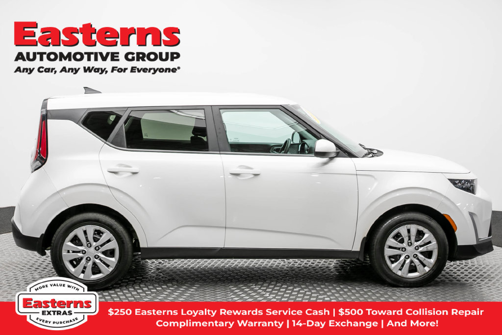 Used 2023 Kia Soul LX FWD image 5
