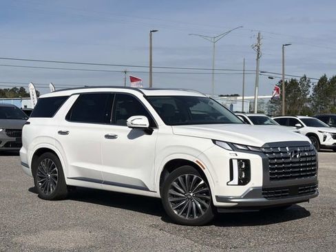 Used 2024 Hyundai Palisade Calligraphy FWD image 2