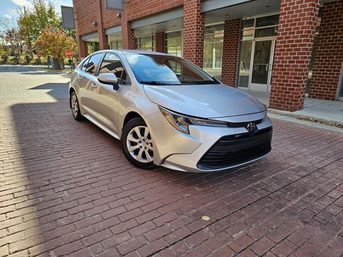 Used 2021 Toyota Corolla LE image 1