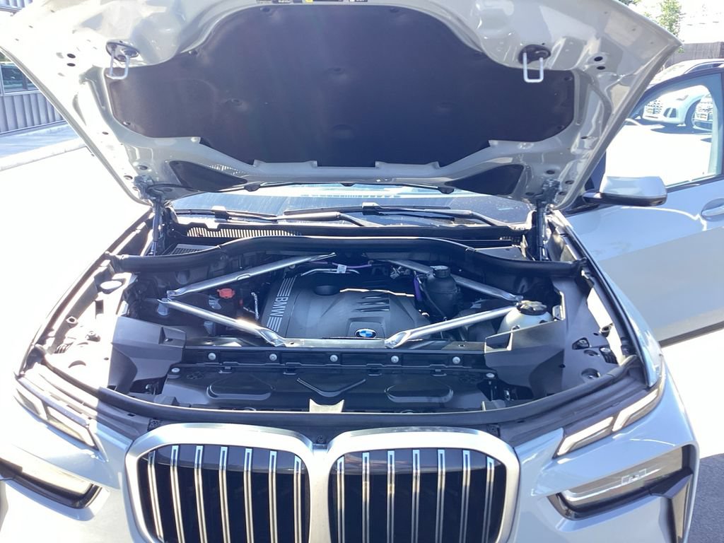 Used 2024 BMW X7 xDrive40i w/ M Sport Package AWD/4WD image 24