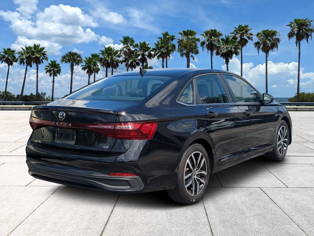 Used 2025 Volkswagen Jetta SE FWD image 4