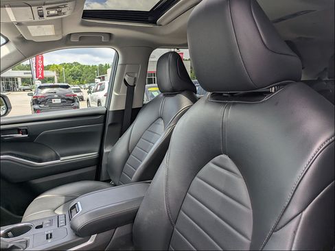 Used 2022 Toyota Highlander XLE FWD image 13