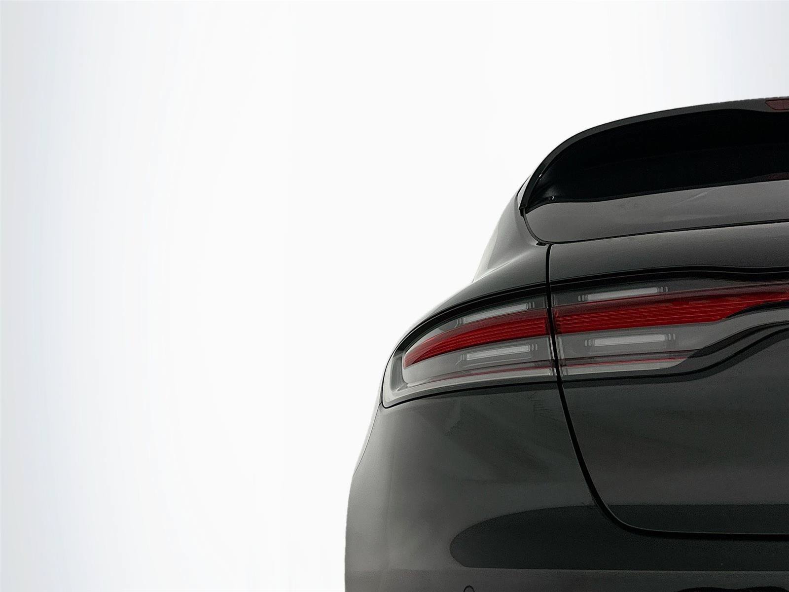 Certified 2024 Porsche Macan AWD/4WD image 16