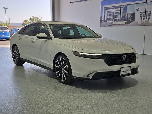 Used 2023 Honda Accord Touring image 2