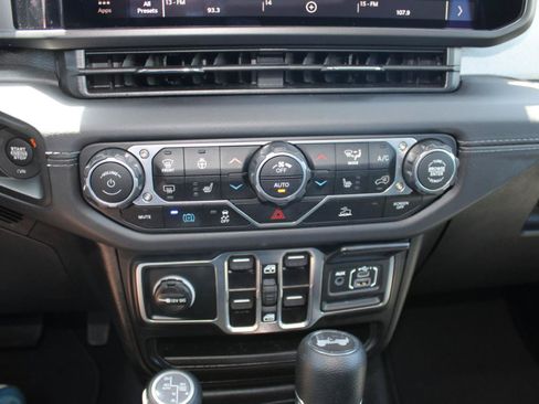 Used 2025 Jeep Wrangler Unlimited Sahara AWD/4WD image 19