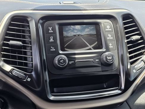 Used 2018 Jeep Cherokee Latitude FWD image 10
