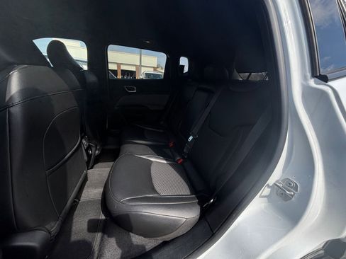 Used 2025 Jeep Compass Latitude image 25