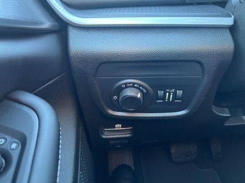 New 2025 Jeep Grand Cherokee Altitude image 17