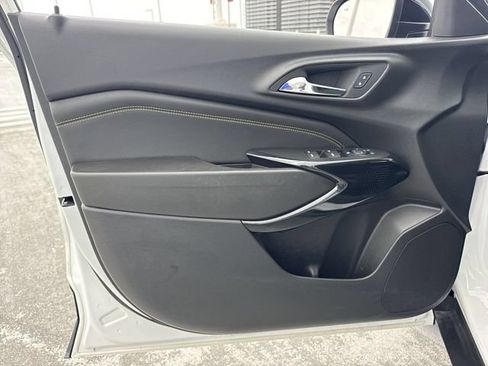 Used 2025 Chevrolet Trax ACTIV w/ Sunroof Package FWD image 13