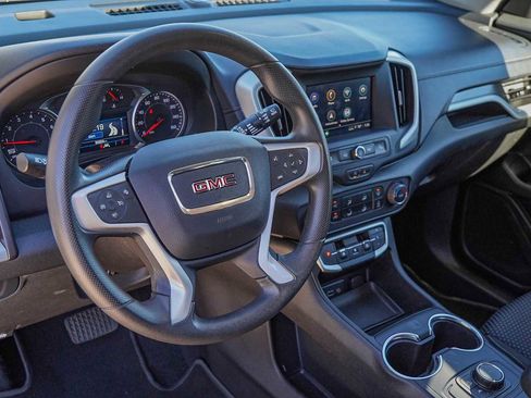 Used 2024 GMC Terrain SLE image 9