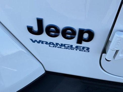 Used 2022 Jeep Wrangler Unlimited Sahara image 10