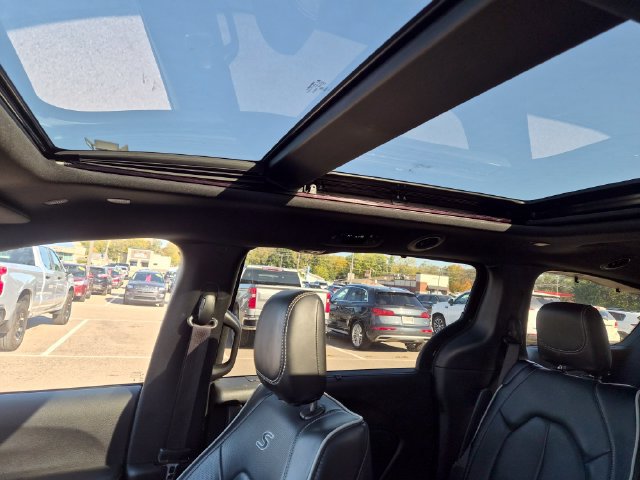 Used 2025 Chrysler Pacifica Limited FWD image 20