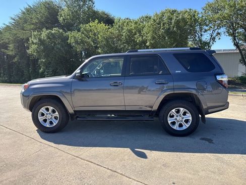 Used 2022 Toyota 4Runner SR5 Premium w/ Moonroof Package AWD/4WD image 12