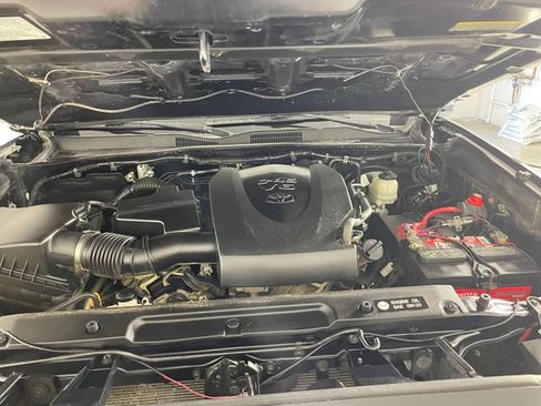 Used 2018 Toyota Tacoma TRD Sport w/ Technology Package AWD/4WD image 23