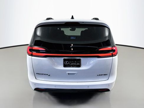 Used 2025 Chrysler Pacifica Limited FWD image 6
