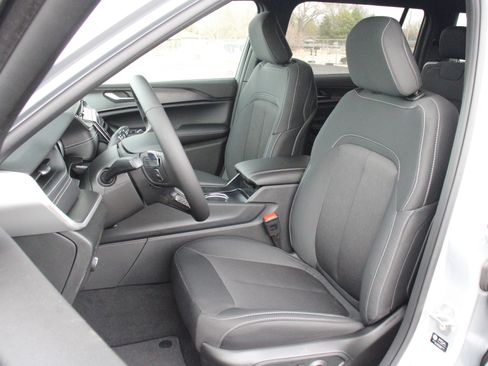 New 2026 Jeep Grand Cherokee L Laredo image 5