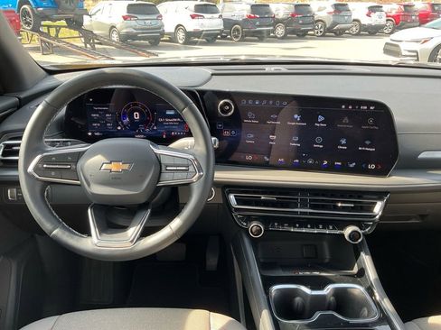 Used 2025 Chevrolet Traverse LT image 17