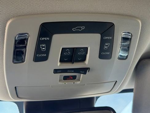 Used 2026 Toyota Sienna XLE FWD image 25