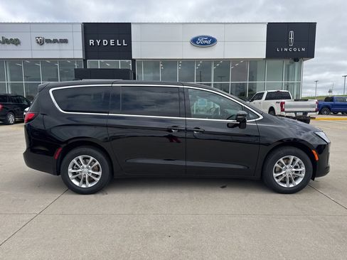 New 2027 Chrysler Pacifica Select AWD/4WD image 2