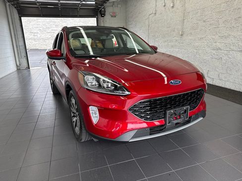 Used 2020 Ford Escape Titanium w/ Titanium Premium Package 2.0 AWD/4WD image 2