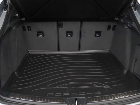 Used 2025 Porsche Macan image 13
