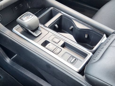 Used 2025 Nissan Pathfinder SV FWD image 20