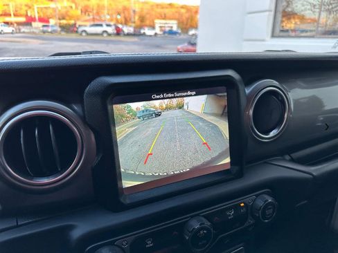 Used 2018 Jeep Wrangler Unlimited Sahara image 17