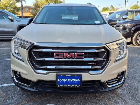 Used 2022 GMC Terrain AT4 image 2
