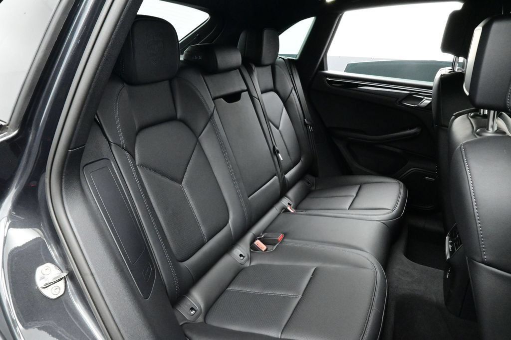 Certified 2025 Porsche Macan AWD/4WD image 16