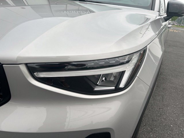 Certified 2025 Volvo XC40 B5 Plus AWD/4WD image 8