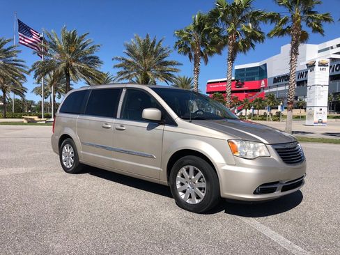 Used 2014 Chrysler Town & Country Touring image 3