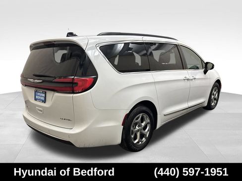 Used 2023 Chrysler Pacifica Limited FWD image 5