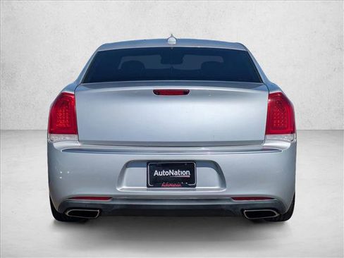 Used 2020 Chrysler 300 Touring w/ Chrome Appearance Package RWD image 7