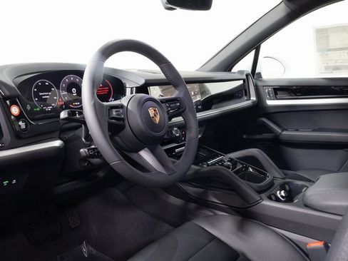Used 2025 Porsche Cayenne image 4