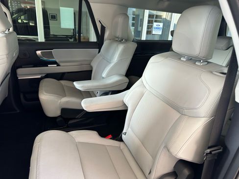 Certified 2025 Ford Expedition Max Platinum w/ Driver's Package AWD/4WD image 24